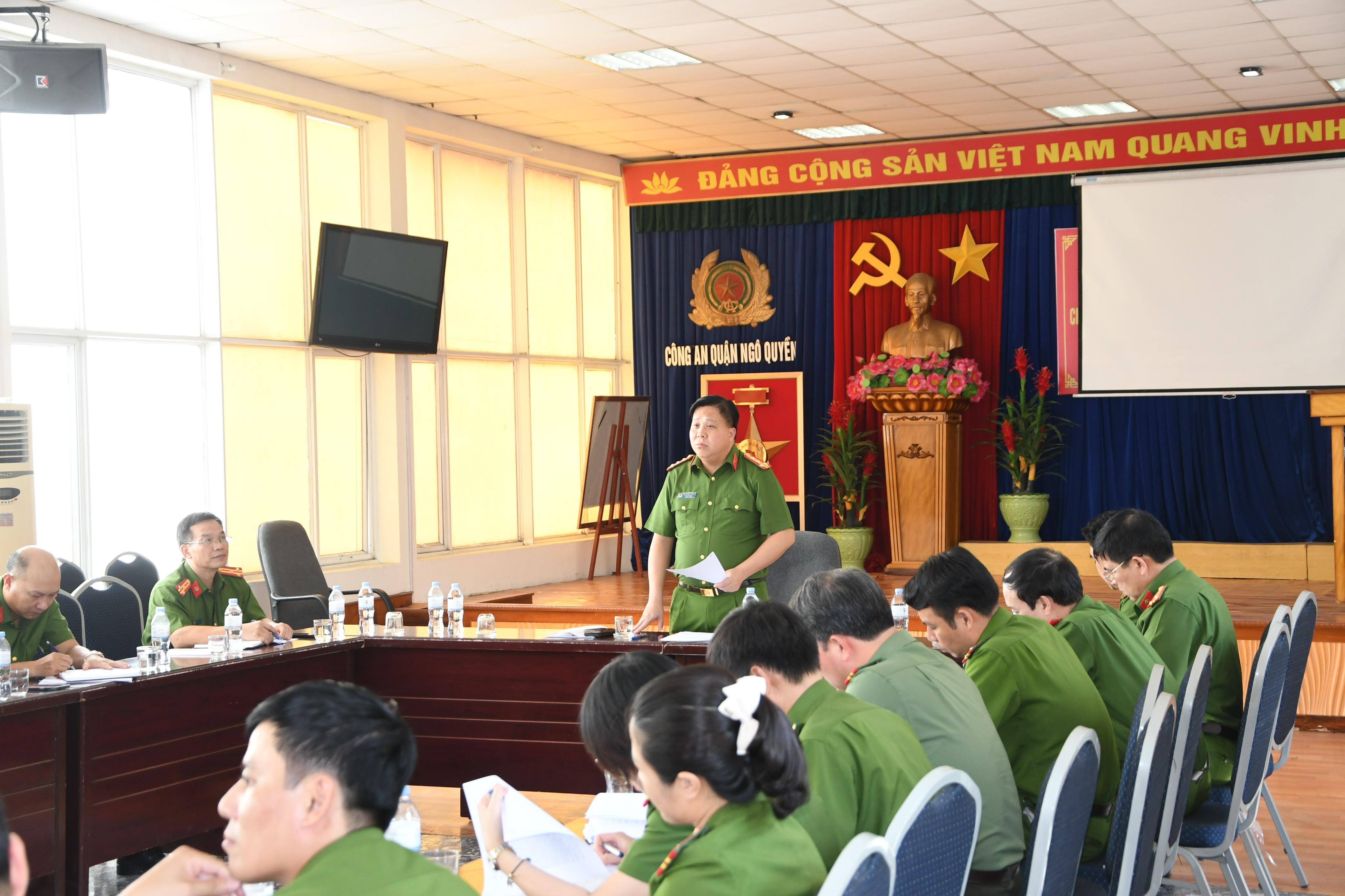 Đại tá Bùi Trung Thành kiểm tra công tác cấp CCCD trên địa bàn quận Ngô Quyền